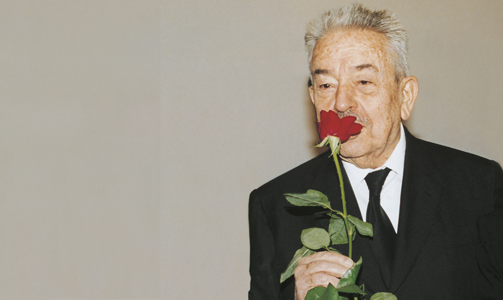El Dr. Josep Espriu con una rosa