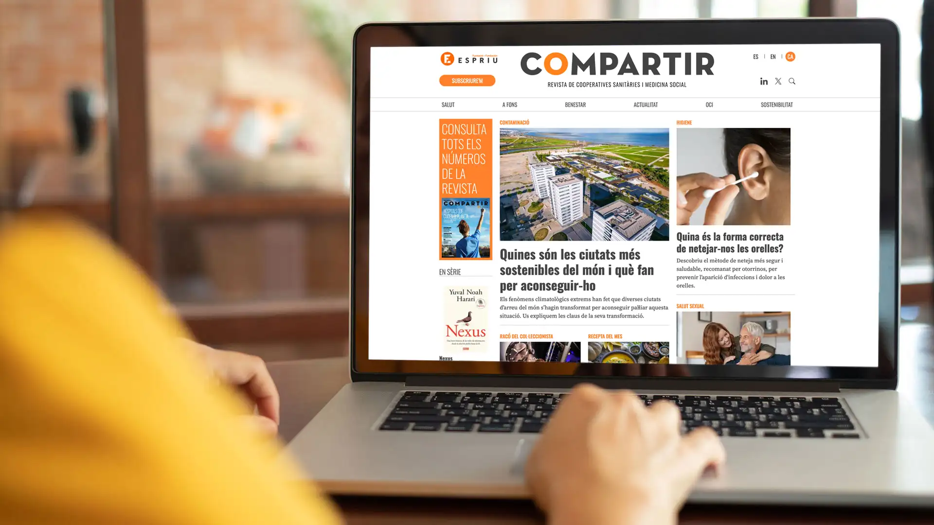 Persona mirant la web de Compartir