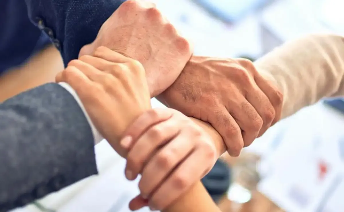 Four hands. Union and strength.