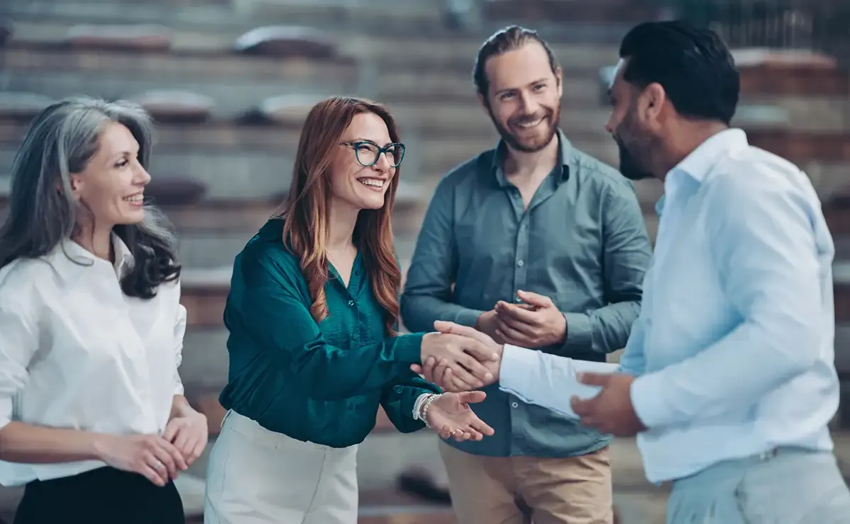 Personas llegando a un acuerdo. Símbolo de comunicación y entendimiento.
