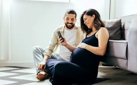 El Programa Familias Primerizas de ASISA permite acceder a través de la app Chat Médico de ASISA a información y profesionales para resolver cualquier duda sobre embarazo, parto y los primeros meses de vida del bebé.